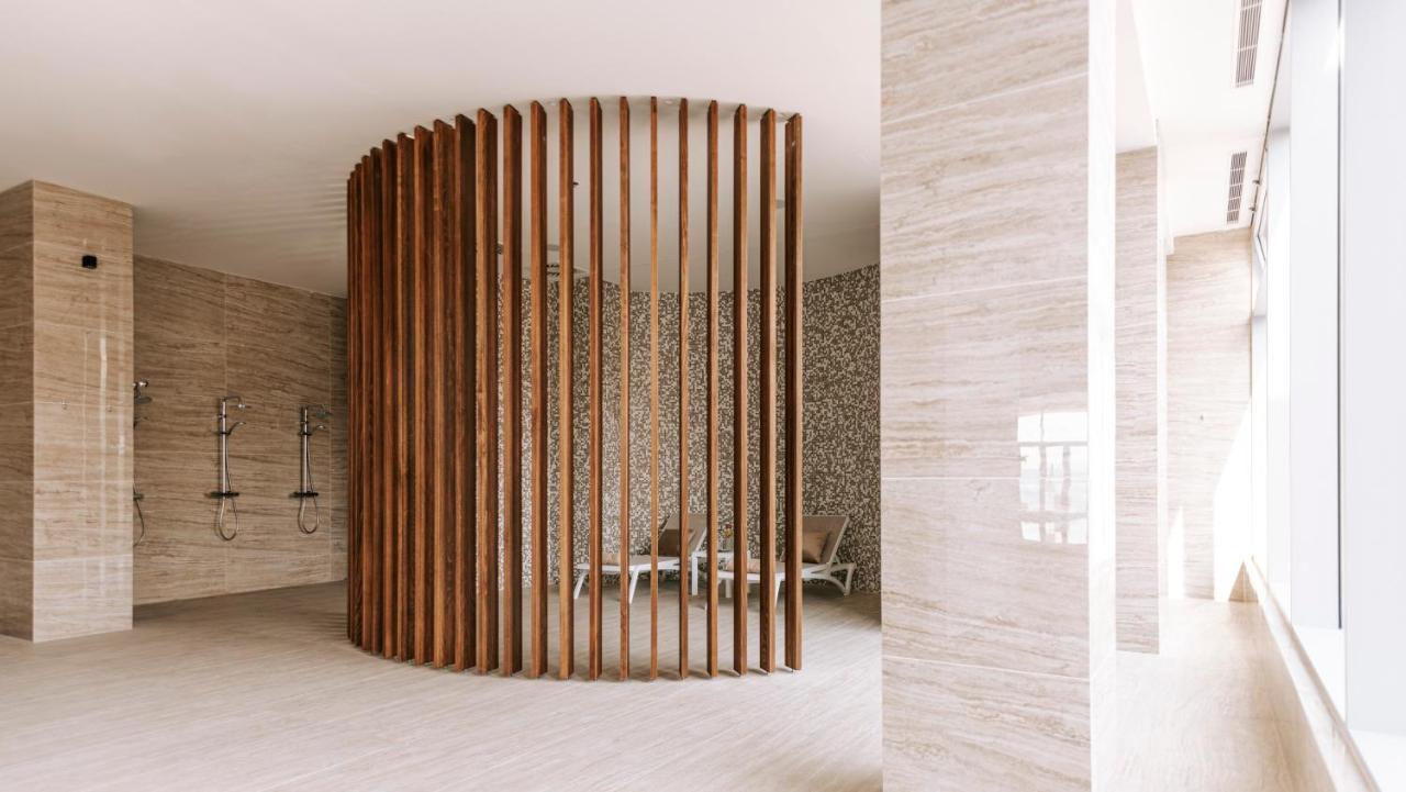 Hotel Miramare Цриквеница Экстерьер фото A shower enclosure
