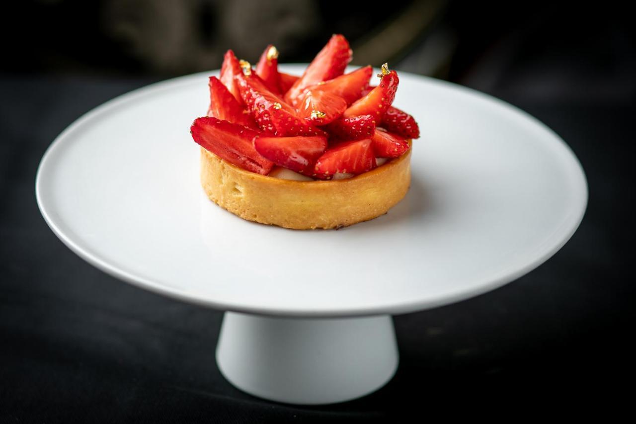 Hotel Miramare Цриквеница Экстерьер фото A strawberry tart