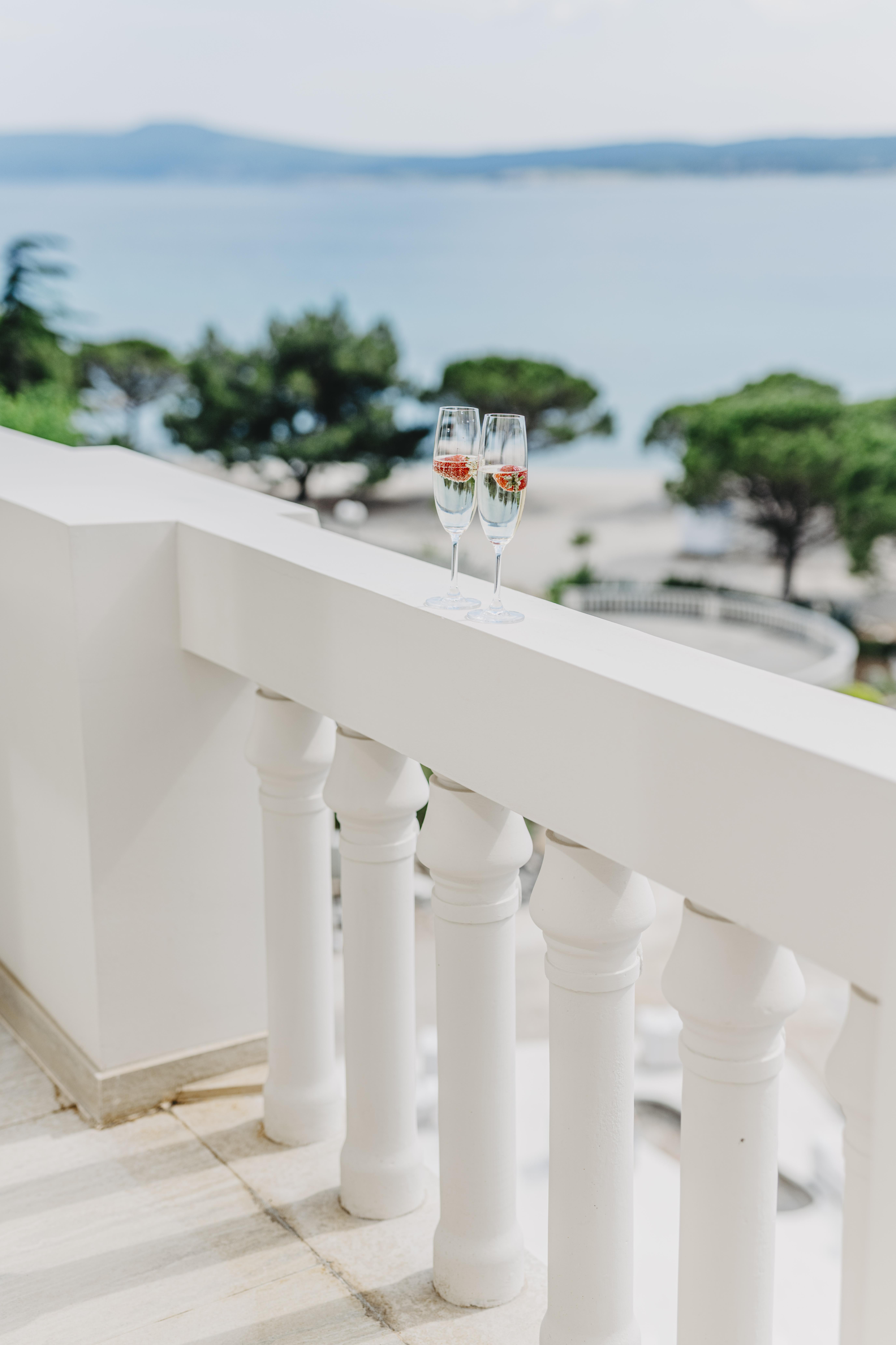 Hotel Miramare Цриквеница Экстерьер фото A glass of champagne