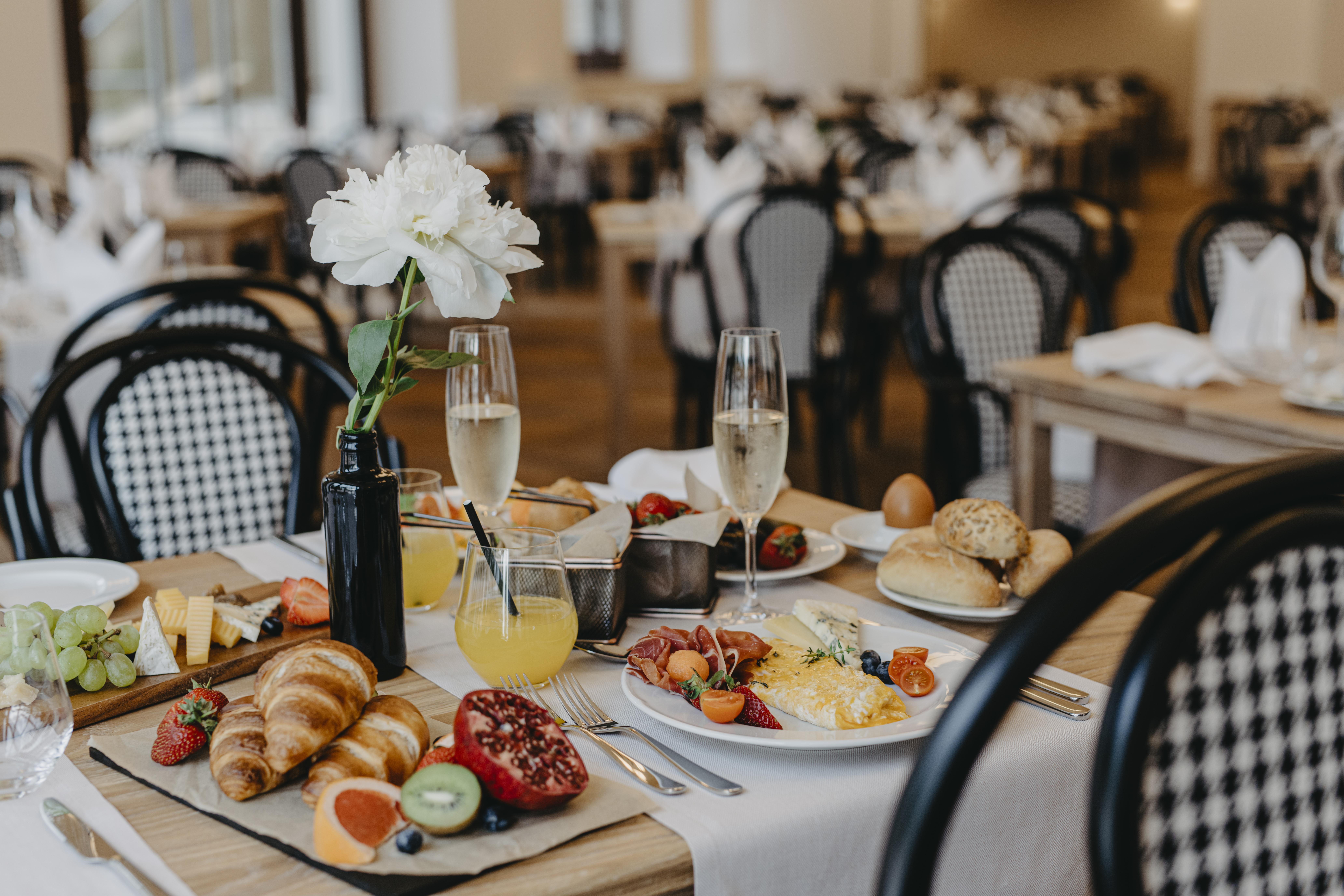 Hotel Miramare Цриквеница Экстерьер фото Breakfast at the Hotel